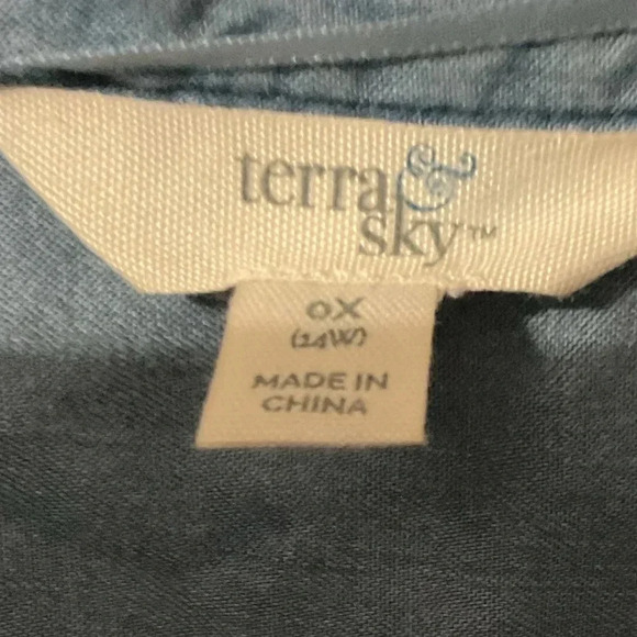 Terra & Sky Light Weight Denim Short Sleeve Button Up Shirt. Size 14W - Picture 3 of 3